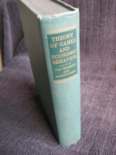كتاب جون فون نويمان وأوسكار مورغينستيرن في الصورة التي ترونها سعره 15 ألف دولار�...