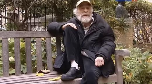 ميشا غروموف -أحد أباطرة الرياضيات في العصر الحديث- متأنقا بجلسة تجعلك لا تميزه عن شحاذ في الشارع